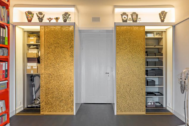 Goldener Einbauschrank mit Schmuckvitrine Zürich 1