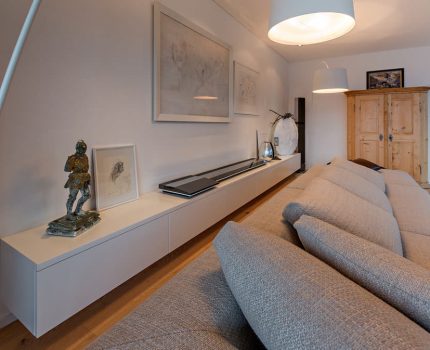 Langes in die Luft gehängtes Sideboard Innsbruck